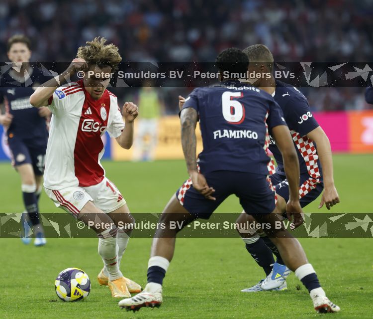 Amsterdam, 2 Mei 2026
Kompetitiewedstrijd AJAX-PSV, eindstand 2-2
Mika Godts met Joey Veerman en Ryan Flamingo