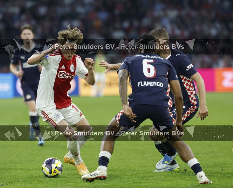 Amsterdam, 2 Mei 2026
Kompetitiewedstrijd AJAX-PSV, eindstand 2-2
Mika Godts met Joey Veerman en Ryan Flamingo