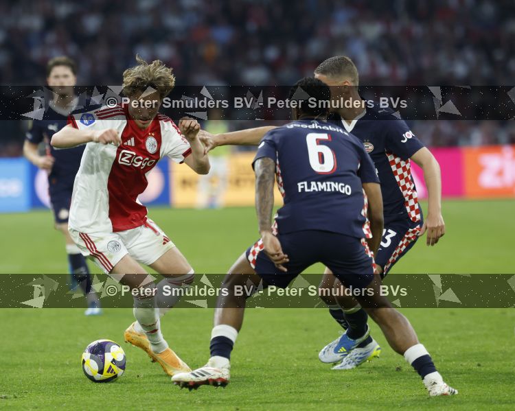 Amsterdam, 2 Mei 2026
Kompetitiewedstrijd AJAX-PSV, eindstand 2-2
Mika Godts met Joey Veerman en Ryan Flamingo