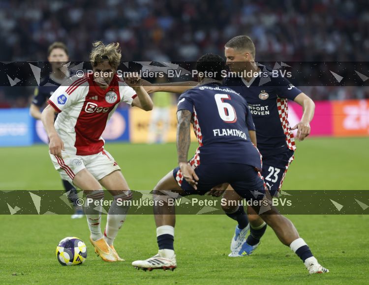 Amsterdam, 2 Mei 2026
Kompetitiewedstrijd AJAX-PSV, eindstand 2-2
Mika Godts met Joey Veerman en Ryan Flamingo