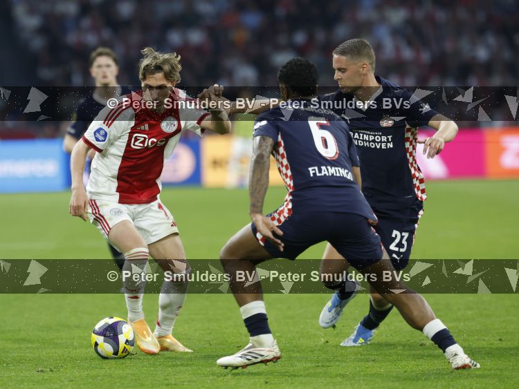 Amsterdam, 2 Mei 2026
Kompetitiewedstrijd AJAX-PSV, eindstand 2-2
Mika Godts met Joey Veerman en Ryan Flamingo