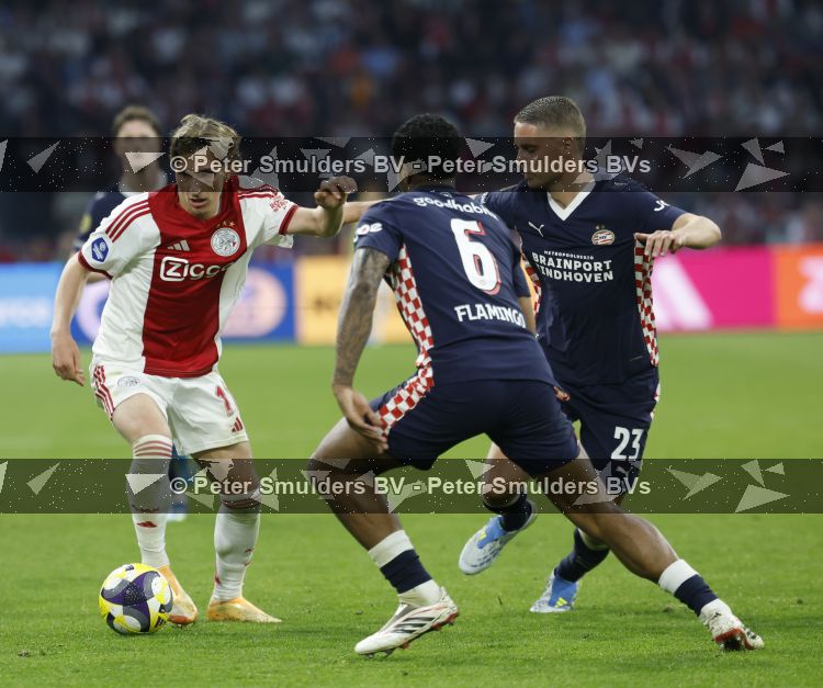 Amsterdam, 2 Mei 2026
Kompetitiewedstrijd AJAX-PSV, eindstand 2-2
Mika Godts met Joey Veerman en Ryan Flamingo