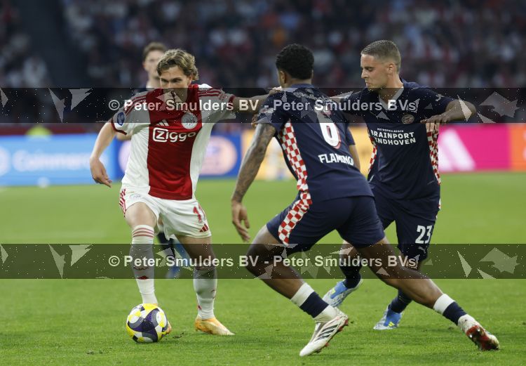 Amsterdam, 2 Mei 2026
Kompetitiewedstrijd AJAX-PSV, eindstand 2-2
Mika Godts met Joey Veerman en Ryan Flamingo