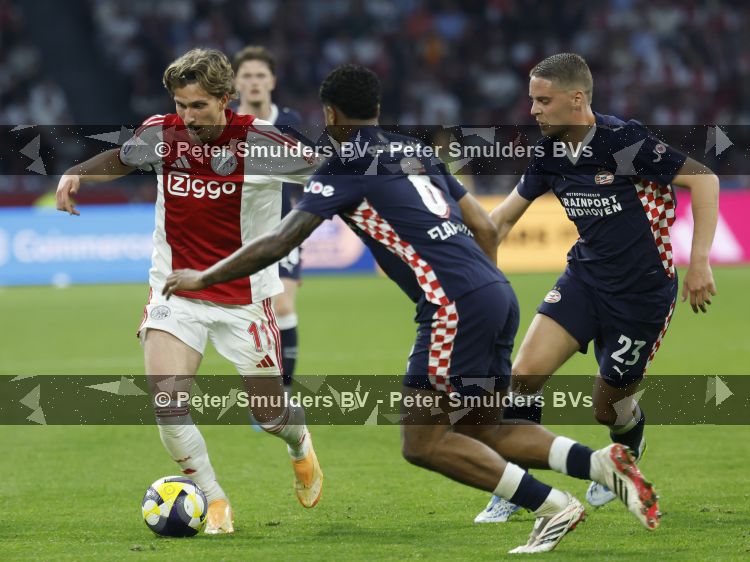 Amsterdam, 2 Mei 2026
Kompetitiewedstrijd AJAX-PSV, eindstand 2-2
Mika Godts met Joey Veerman en Ryan Flamingo