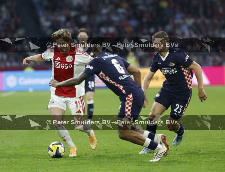Amsterdam, 2 Mei 2026
Kompetitiewedstrijd AJAX-PSV, eindstand 2-2
Mika Godts met Joey Veerman en Ryan Flamingo