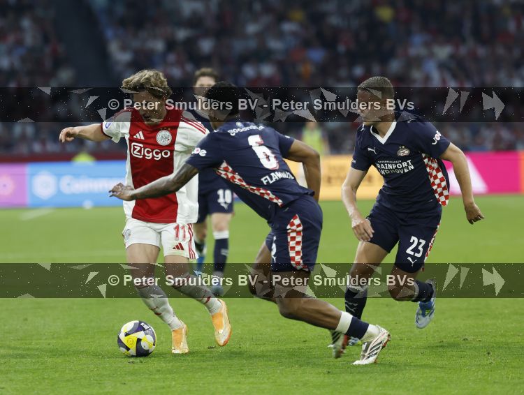 Amsterdam, 2 Mei 2026
Kompetitiewedstrijd AJAX-PSV, eindstand 2-2
Mika Godts met Joey Veerman en Ryan Flamingo