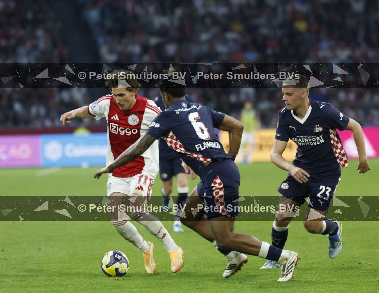 Amsterdam, 2 Mei 2026
Kompetitiewedstrijd AJAX-PSV, eindstand 2-2
Mika Godts met Joey Veerman en Ryan Flamingo