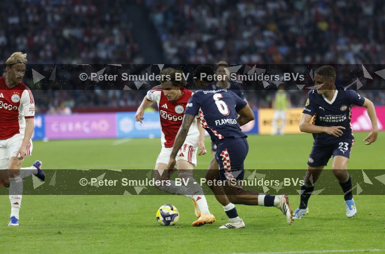 Amsterdam, 2 Mei 2026
Kompetitiewedstrijd AJAX-PSV, eindstand 2-2
Mika Godts met Joey Veerman en Ryan Flamingo