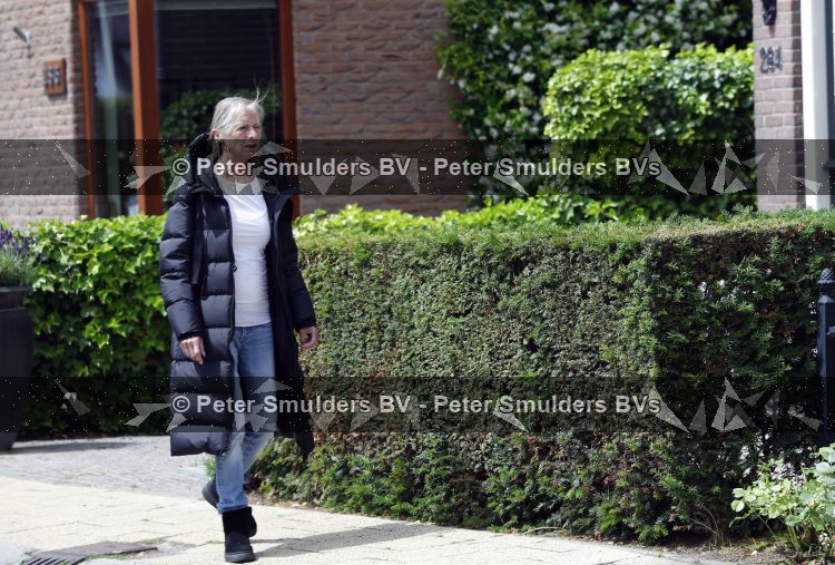 Loosdrecht 14 juni 2026
Milika Peterzon wandelend door Loosdrecht . Milika loopt voorbij haar oude huis 