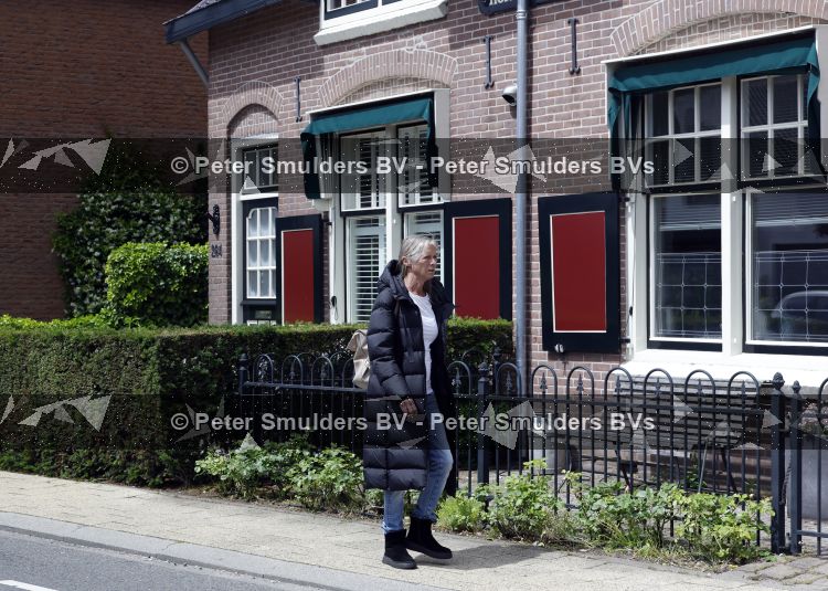 Loosdrecht 14 juni 2026
Milika Peterzon wandelend door Loosdrecht . Milika loopt voorbij haar oude huis 