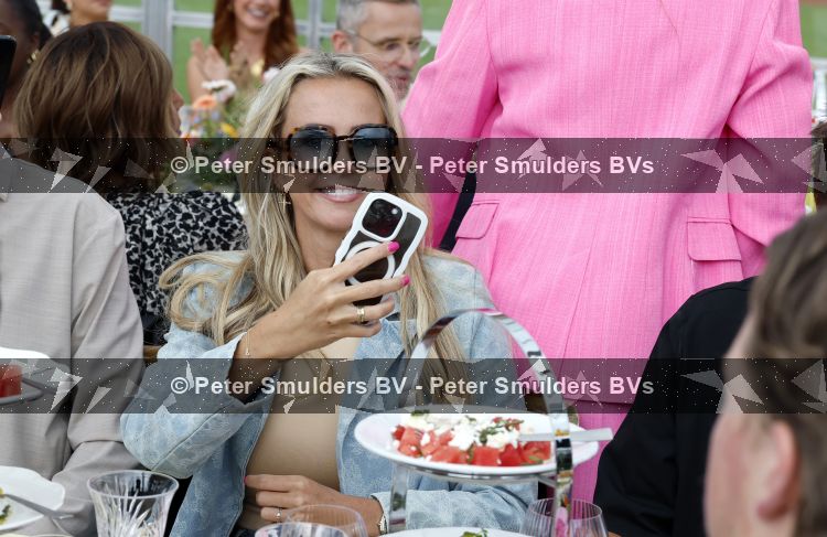 Amsterdam 4 juni 2026
Lunch met artiesten en influencers van de Amsterdamse zomer in het Olympisch stadion. Monique Smit kwam met aar man 