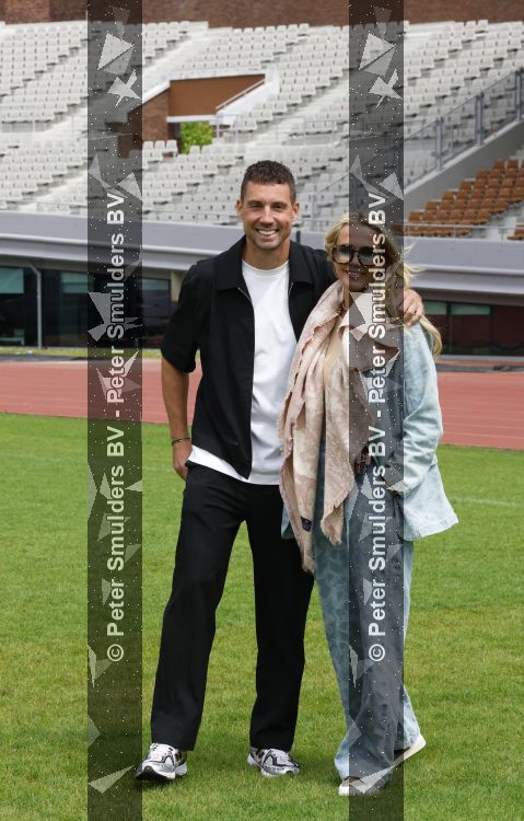 Amsterdam 4 juni 2026
Lunch met artiesten en influencers van de Amsterdamse zomer in het Olympisch stadion. Monique Smit kwam met aar man 