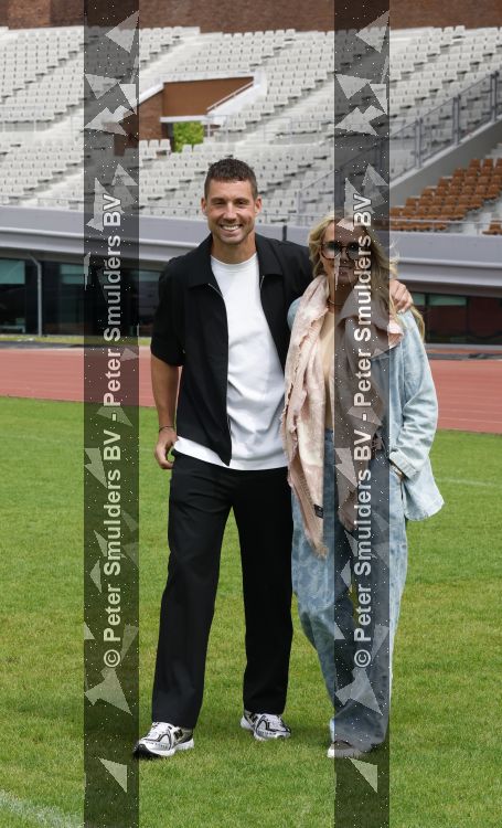 Amsterdam 4 juni 2026
Lunch met artiesten en influencers van de Amsterdamse zomer in het Olympisch stadion. Monique Smit kwam met aar man 