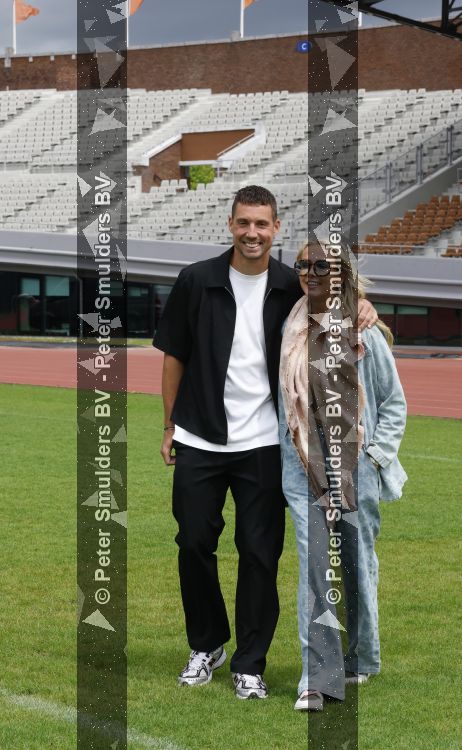 Amsterdam 4 juni 2026
Lunch met artiesten en influencers van de Amsterdamse zomer in het Olympisch stadion. Monique Smit kwam met aar man 