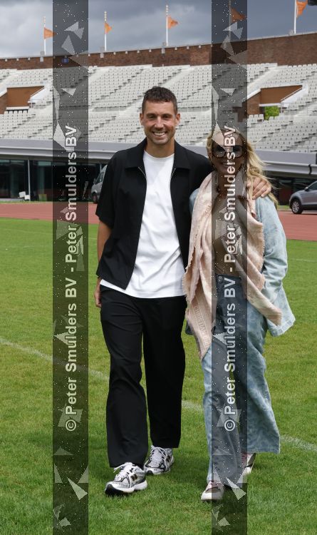 Amsterdam 4 juni 2026
Lunch met artiesten en influencers van de Amsterdamse zomer in het Olympisch stadion. Monique Smit kwam met aar man 