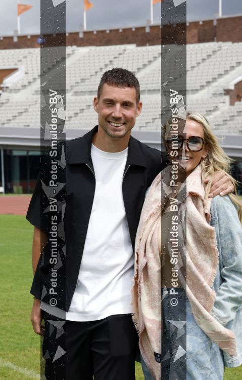 Amsterdam 4 juni 2026
Lunch met artiesten en influencers van de Amsterdamse zomer in het Olympisch stadion. Monique Smit kwam met aar man 
