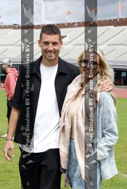 Amsterdam 4 juni 2026
Lunch met artiesten en influencers van de Amsterdamse zomer in het Olympisch stadion. Monique Smit kwam met aar man 