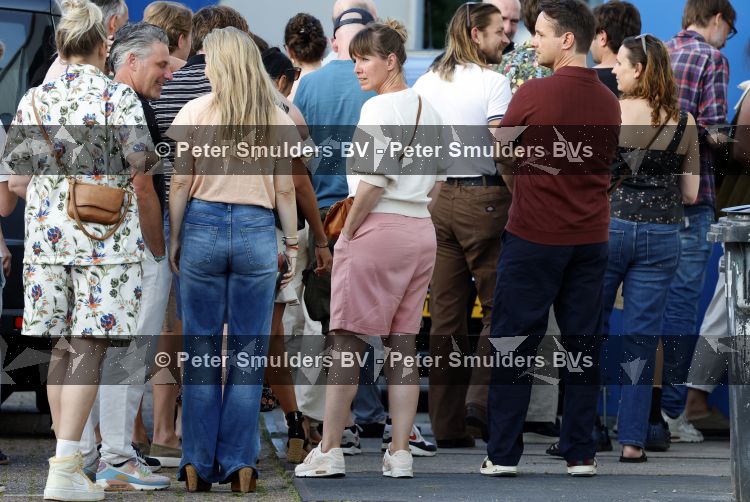 Amsterdam 21 juni 2026
Show Thijs Romer bij de Schram studios . De Dolle Minas komen protesteren tegen de show. Nienke Romer