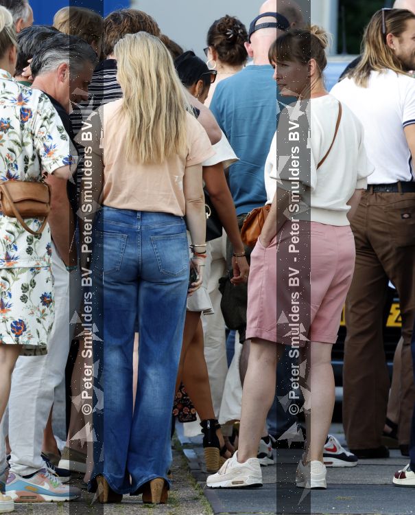 Amsterdam 21 juni 2026
Show Thijs Romer bij de Schram studios . De Dolle Minas komen protesteren tegen de show. Nienke Romer