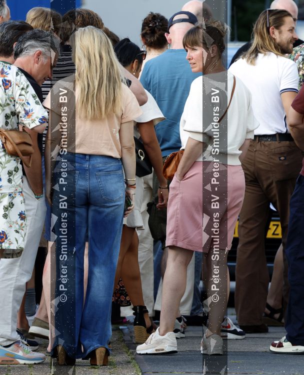 Amsterdam 21 juni 2026
Show Thijs Romer bij de Schram studios . De Dolle Minas komen protesteren tegen de show. Nienke Romer