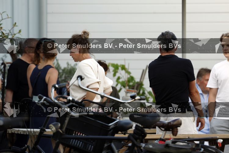 Amsterdam 21 juni 2026
Show Thijs Romer bij de Schram studios . De Dolle Minas komen protesteren tegen de show.