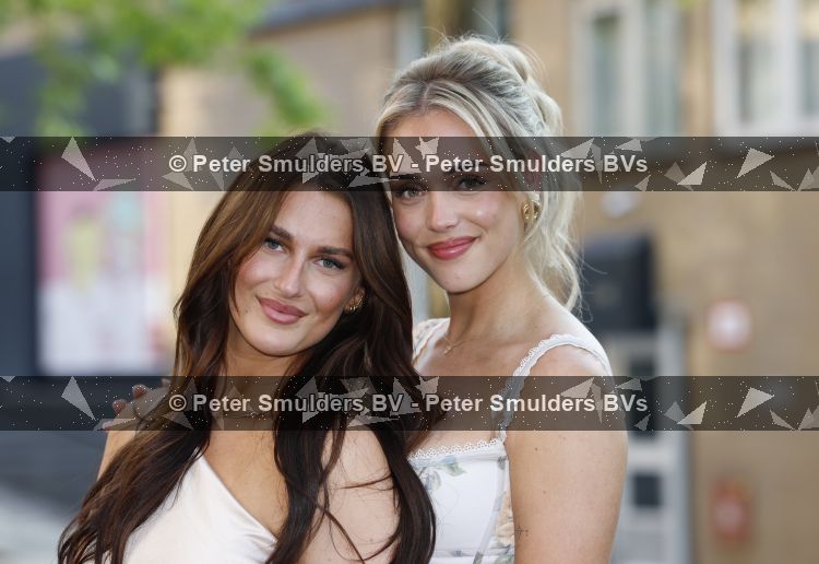 Nieuwegein 27 jumi 2026
Denny Braaf en zijn vrouw Germaine trouwen bij Wills in Nieuwegein . Noa Braaf en haar zus Luna Braaf