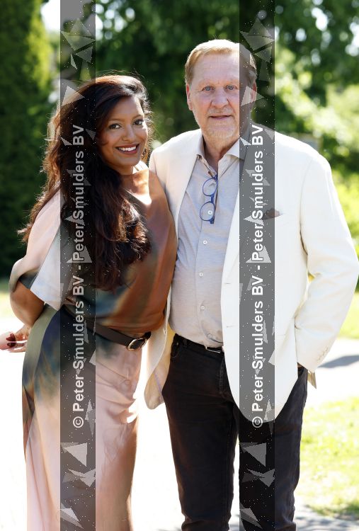 Blaricum / Amstelveen 28 mei 2026
Oger Lusink en zijn vrouw Ellen trouwen in het gemeentehuis van Blaricum en daarna hebben ze een lunch bij restaurant Aan de Poel . Oos Kesbeke met zijn vrouw 