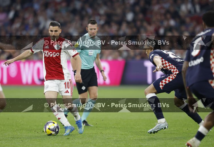 Amsterdam, 2 Mei 2026
Kompetitiewedstrijd AJAX-PSV, eindstand 2-2
Oscar Gloukh met Kiliann Sildillia