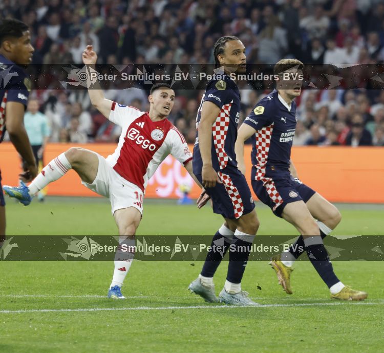 Amsterdam, 2 Mei 2026
Kompetitiewedstrijd AJAX-PSV, eindstand 2-2
Oscar Gloukh met Kiliann Sildillia