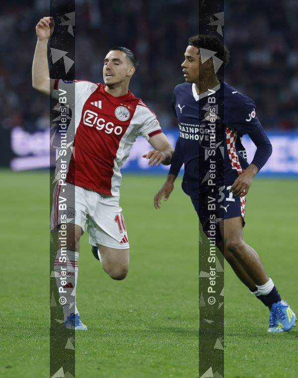 Amsterdam, 2 Mei 2026
Kompetitiewedstrijd AJAX-PSV, eindstand 2-2
Oscar Gloukh met Noah Fernandez