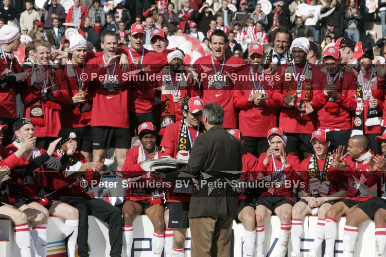 Eindhoven, 9 April 2006 Kampioenswedstrijd PSV-FC Groningen
Kompetitie Seizoen 2005/2006 Eindstand 1-1
Mr. PSV Willy v d Kuylen overhandigt de kampioensschaal aan aanvoerder Phillip Cocu