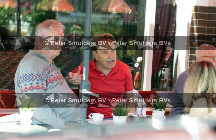 Amsterdam 11 juni 2026
Philippe Elan met partner en kennis op terras .