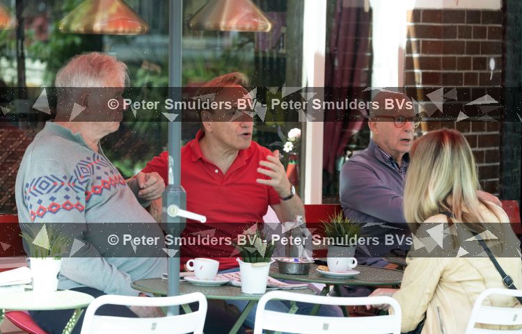 Amsterdam 11 juni 2026
Philippe Elan met partner en kennis op terras .