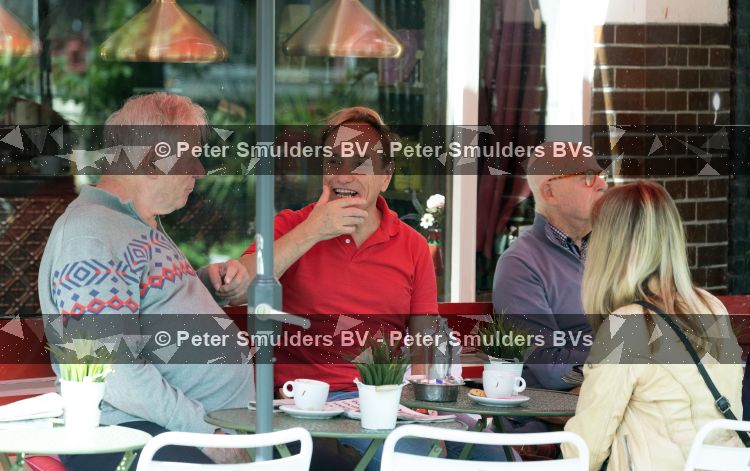 Amsterdam 11 juni 2026
Philippe Elan met partner en kennis op terras .