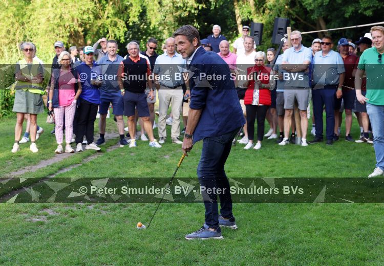 Amsterdam 29 mei 2026
Prins Maurits opent het golftournooi in het Vondelpark met een mooie afslag .