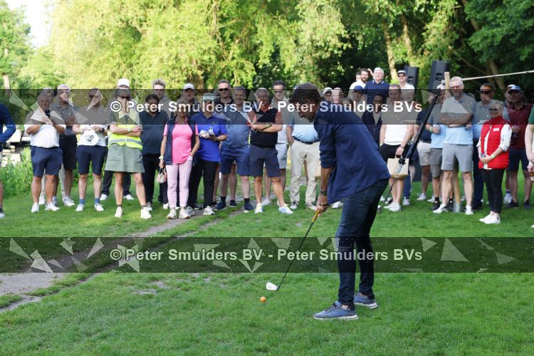 Amsterdam 29 mei 2026
Prins Maurits opent het golftournooi in het Vondelpark met een mooie afslag .
