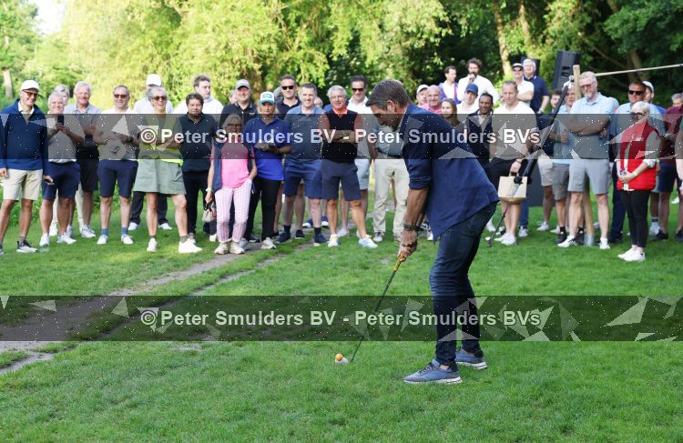 Amsterdam 29 mei 2026
Prins Maurits opent het golftournooi in het Vondelpark met een mooie afslag .