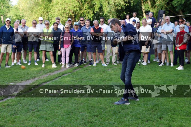 Amsterdam 29 mei 2026
Prins Maurits opent het golftournooi in het Vondelpark met een mooie afslag .