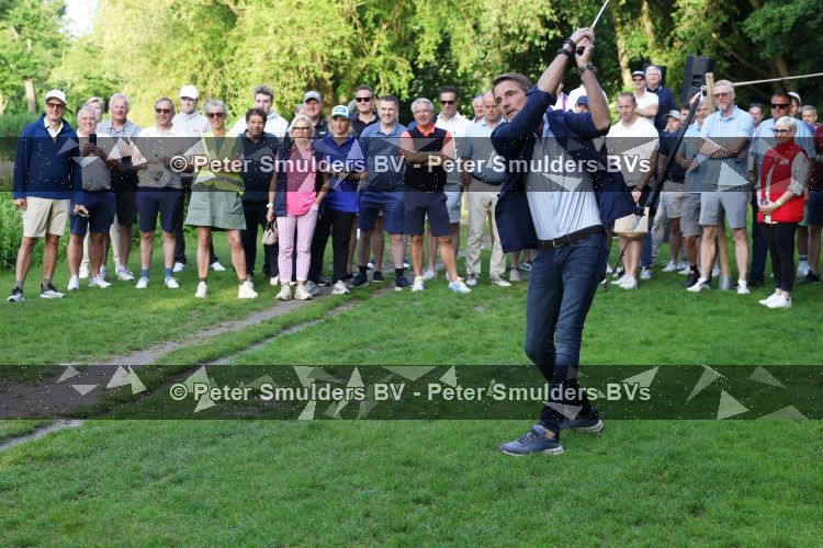 Amsterdam 29 mei 2026
Prins Maurits opent het golftournooi in het Vondelpark met een mooie afslag .