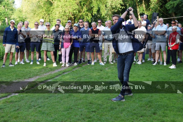 Amsterdam 29 mei 2026
Prins Maurits opent het golftournooi in het Vondelpark met een mooie afslag .