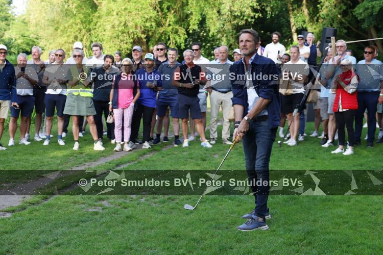 Amsterdam 29 mei 2026
Prins Maurits opent het golftournooi in het Vondelpark met een mooie afslag .
