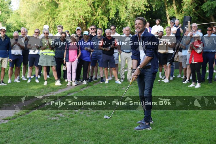 Amsterdam 29 mei 2026
Prins Maurits opent het golftournooi in het Vondelpark met een mooie afslag .