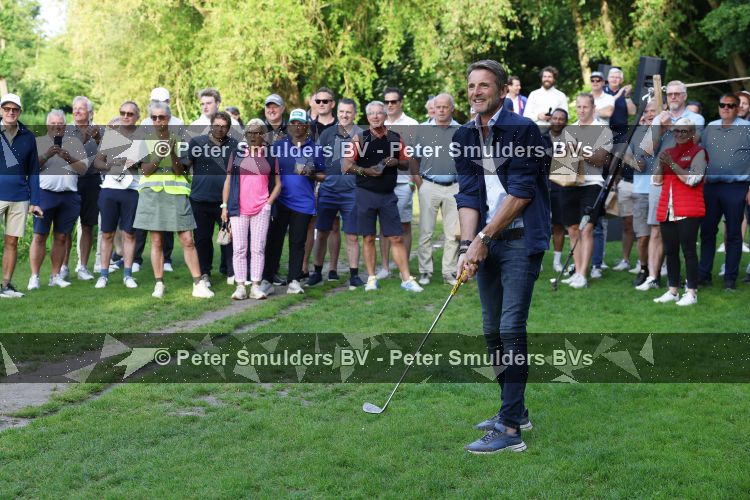 Amsterdam 29 mei 2026
Prins Maurits opent het golftournooi in het Vondelpark met een mooie afslag .