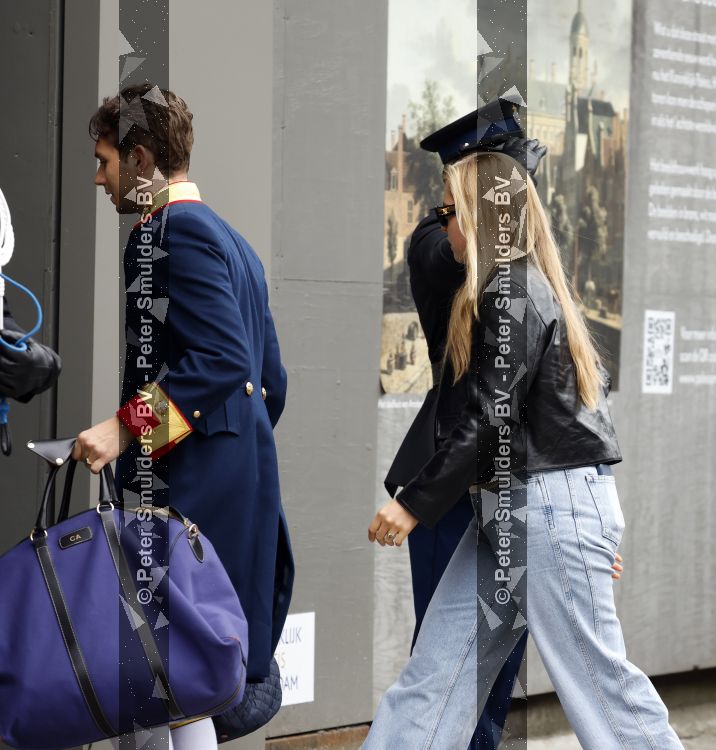 Amsterdam 17 juni 2026
Vandaag is het staatsbezoek van Japan en Nederland . S avonds komen er allemaal andere gasten . Prinses Amalia had haar blauwe koffer mee genomen 