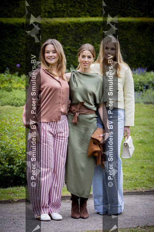 Den Haag 21 mei 2026
Fotouurtje met de koninklijke familie in de Hollandse tuin van Park Clingendael . Aanwezig Koning Willem Alexander Koningin Maxima Prinses Amalia Prinses Alexia en Prinses Ariane . 