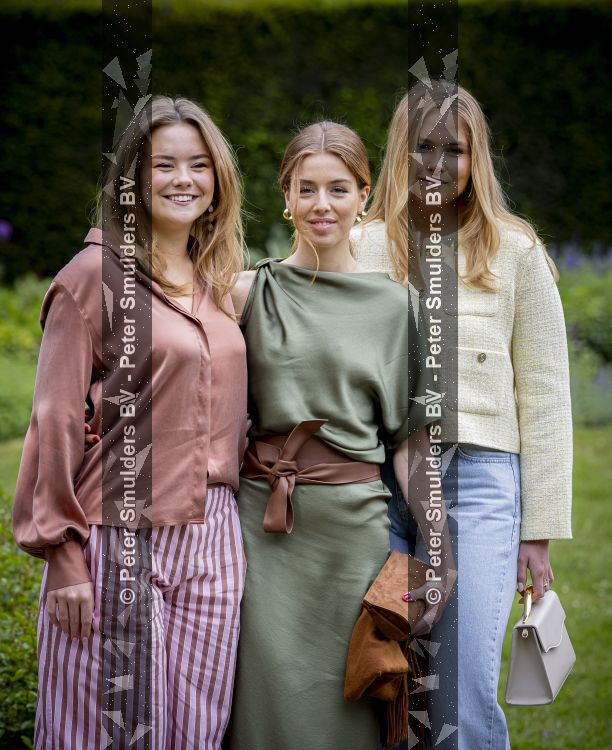 Den Haag 21 mei 2026
Fotouurtje met de koninklijke familie in de Hollandse tuin van Park Clingendael . Aanwezig Koning Willem Alexander Koningin Maxima Prinses Amalia Prinses Alexia en Prinses Ariane . 
