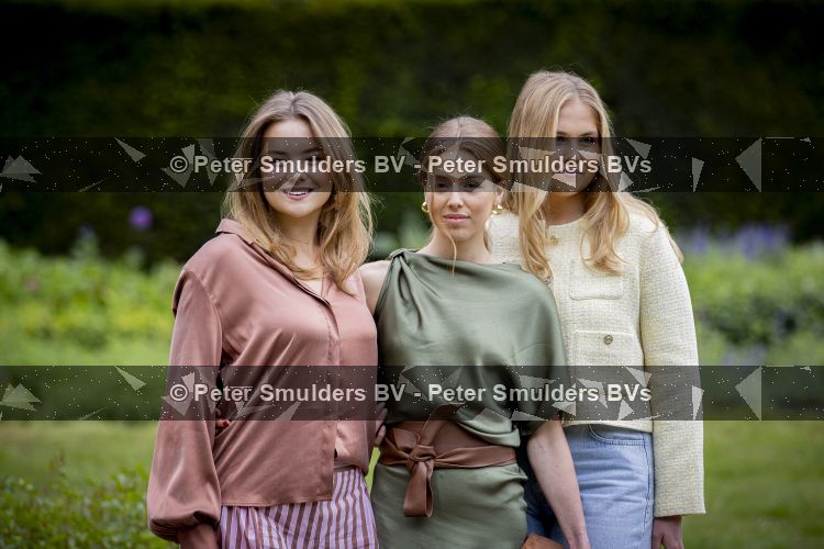 Den Haag 21 mei 2026
Fotouurtje met de koninklijke familie in de Hollandse tuin van Park Clingendael . Aanwezig Koning Willem Alexander Koningin Maxima Prinses Amalia Prinses Alexia en Prinses Ariane . 