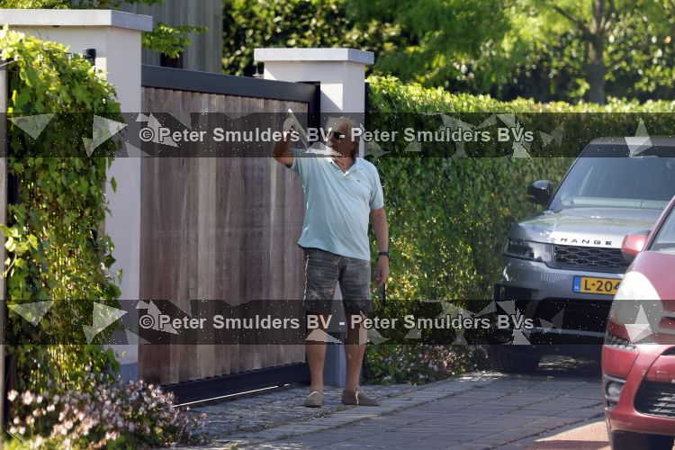 Breukeleveen 25 mei 2026
Huis Prinses Mabel . Een man bezorgt een boek door het over de poort te gooien 
