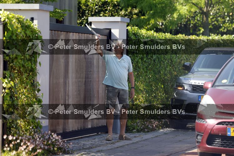 Breukeleveen 25 mei 2026
Huis Prinses Mabel . Een man bezorgt een boek door het over de poort te gooien 