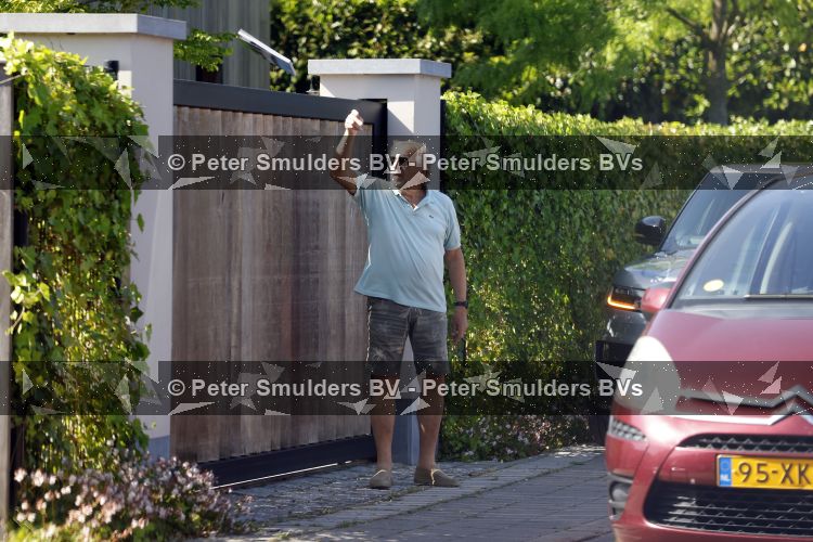 Breukeleveen 25 mei 2026
Huis Prinses Mabel . Een man bezorgt een boek door het over de poort te gooien 